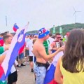 Srbi i Slovenci zajedno uz harmoniku napravili feštu: Grmi Đurđevdan ispred Alijanc arene