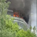 Stravične scene nadomak Moskve: Gori ogromna poslovna zgrada, najmanje dve osobe nastradale: Radnici iskaču kroz prozore da…