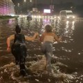 (Video) Učesnica Zadruge plivala u vodi iz kanalizacije: Šok scene iz Beograda: Skočila sa drugaricom, a onda i zaplesale