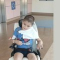 Prvi ogijev osmeh posle naporne četvrte operacije: Dečak je u bolnici proslavio rođendan, ali je on bio taj koji je majci…