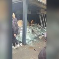 (Video) "pustite decu da presude zlotvoru": Besni građani razbili kafić vlasnika diskoteke, ali tu se nisu zaustavili…