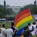 Protest kod Linkolnovog spomenika: Stotine okupljenih kritikuju Trampove odluke: "LGBTQ+ osobe su pod opsadom" (foto)