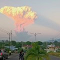 Aerodrom zatvoren, letovi odloženi! Erupcija vulkana dovela do haosa, u toku evakuacija: "Ulice su prekrivene pepelom" (video)