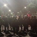“Kad već živimo u mračnom univerzumu”: Uz ovu muziku su ljudi na protestu dočekali Žandarmeriju, i poslali im jasnu poruku šta…
