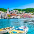 (Foto) nered, smeće i buka! Snimili stravu na hrvatskom primorju: "Vezuju se za stene i borove, užasno je za gledanje"