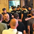 Tenzije ispred prostorija SNS na Gradskom šetalištu, sutra ujutru blokada auto-puta u Pakovraću