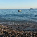 Drama na divljoj plaži u Sutomoru: Muškarac izvučen iz mora, ali zbog nepristupačnosti terena Hitna pomoć nije mogla doći do…