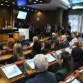 Skupština Novog Sada glasa o podizanju spomenika žrtvama pada nadstrešnice: Ispred parlamenta grupa građana i interventna…