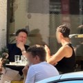 Dženan Lončarević pije kaficu, a evo ko mu pravi društvo Uhvatili smo pevača u opuštenom izdanju (paparaco)