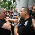 VIDEO Tenzije ispred Privredne komore: Interventna jedinica na licu mesta, privatno obezbeđenje gura Ćutu i sprečava građane…