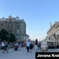 Stotine mladića iscrtavaju trobojke na fasadama u Novom Sadu