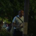 N1 snimak pokazuje muškarca sa pištoljem tokom protesta na Novom Beogradu