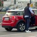 Na njegovim nastupima nose se maramice: Po našeg pevača došla supruga na aerodromu, on ne skida osmeh sa lica