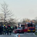 Teška nesreća kod Kragujevca: Auto sleteo sa puta, probio ogradu, pa završio na krovu: Ima povređenih