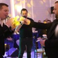Pevaču pune ruke para Borko Radivojević kiti kolegu novčanicama od 500 evra: Zavirite na gala punoletstvo njegovog sina