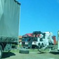 (Video) Šleper probio zaštitnu ogradu: Usporen saobraćaj na auto-putu kod Aleksinca