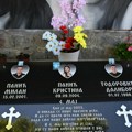 (Foto) Sećanje na žrtve masovnog ubistva kod Mladenovca: Porodica i građani u školskom dvorištvu polažu cveće i vence
