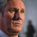 Kir Starmer pod pritiskom za ostavku izjavio da će nastaviti da vlada i preuzima odgovornost