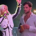 Дара Бубамара у 3Д костиму на бини: 24 године млађи партнер раскопчао кошуљу и не одваја се од ње на наступу