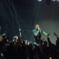Ceo klub repovao na nemačkom: Nestvarne scene s nastupa Gzuza, reper završio na šanku (video)