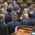 „Potpuno rasulo u Skupštini Srbije“: Kako regionalni mediji izveštavaju o zasedanju srpskog parlamenta?