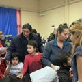 Paketići za romsku decu: Novogodišnju akciju u Paraćinu organizovalo udruženje „Đurđevdan“ (foto)