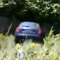 Kad nema mesta na parkingu, ima u potoku: Snimak iz Beograda usijao mreže, komentari se samo nižu (VIDEO)
