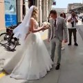 Stvarno pronašao drugu polovinu Neobično venčanje u centru Novog Sada