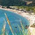 "Samo nemojte da mi gunđate protiv Crne Gore": Na ovoj plaži čorba košta 5,9€, gulaš čak 12€, a ovoliko se plaća toalet!…