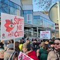 Novosadski srednjoškolci krenuli u protestnu šetnju do Poljoprivredne škole u Futogu (foto)