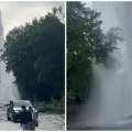 Pukla cev drugi put za nekoliko dana: Gejzir viši i od zgrade poplavio ulicu u Beogradu, voda prska na sve strane VIDEO