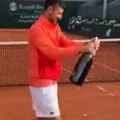 Novak "napao" Stefana i Taru džinovskim šampanjcem: Reakcija dece je hit, a pogledajte ko se najgore proveo