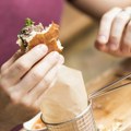 Ovo je novi svetski trend u kom burgere jedete bez griže savesti i sa manje kalorija: Vrlo lako ih možete spremiti kući