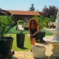 Mermerna fontana na sred dvorišta: Pogledajte kako izgleda imanje naše pevačice van Beograda (VIDEO)