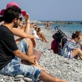 Došla sa decom i trudnom ćerkom na plažu, pa doživela šok života kad je došlo obezbeđenje: "Bacite to smesta u kantu!"