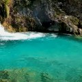 Kupališta na reci sa bistrom vodom nestvarne boje su hit u našem komšiluku Prelepe prirodne oaze obožavaju i lokalci i turisti…