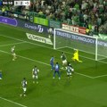 Ljudi moji, šta je ovo?! Totalna ludnica! Pogledajte gol Kostića na dve sekunde do kraja meča