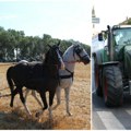 Održana tradicionalna „srbobranska brazda" Prevrtač „John Deer” pokazao kako se ore, za tren oka plane jedno jutro zemlje…