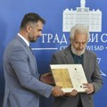 Gradonačelnik Mićin uručio nagradu „Miroslav Antić“ pesniku Đorđu Sladoju
