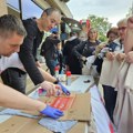 Dva štanda, dve poruke. Skup borskih studenata protekao mirno uprkos prisustvu SNS-a