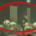 "U redovima policije i ljudi sa kriminalnim dosijeima": Na društvenim mrežama pojavio se snimak policajca koji baca kamenicu…