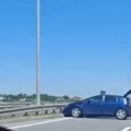 (Video) Udes na Batajničkoj petlji, auto poprečen posred trake, stvaraju se gužve
