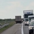 (Video) Okreću se nasred auto-puta i voze u kontrasmeru! Gori kamion, kulja crni dim, sve stoji, a ovi vozači dodatno prave…
