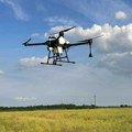 Mladi ratar Armin Lacko iz Mihajlova pokazuje kako dron menja poljoprivredu
