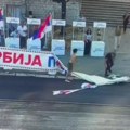 Incident kod „Plavog mosta“, maloletnik cepao zastave i baner SNS-a