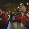 (FOTO GALERIJA) Slavija u znaku pobede Studentske liste: Građani slavili uz pesmu i kolo
