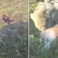 Jeziv snimak sa fronta! Tenk se povlači i pada u ambis, usledila stravična eksplozija nakon udara drona (video)