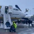 VIDEO: Evakuisan avion na aerodromu u Stokholmu, dim se pre poletanja proširio kokpitom