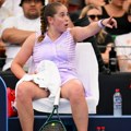 Jelena Ostapenko besnela na sudiju i pretila da će zabraniti da sudi njene mečeve