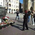 (Foto, video) počast Alekseju Navaljnom na Trgu slobode Novosađani pale sveće i ostavljaju cveće